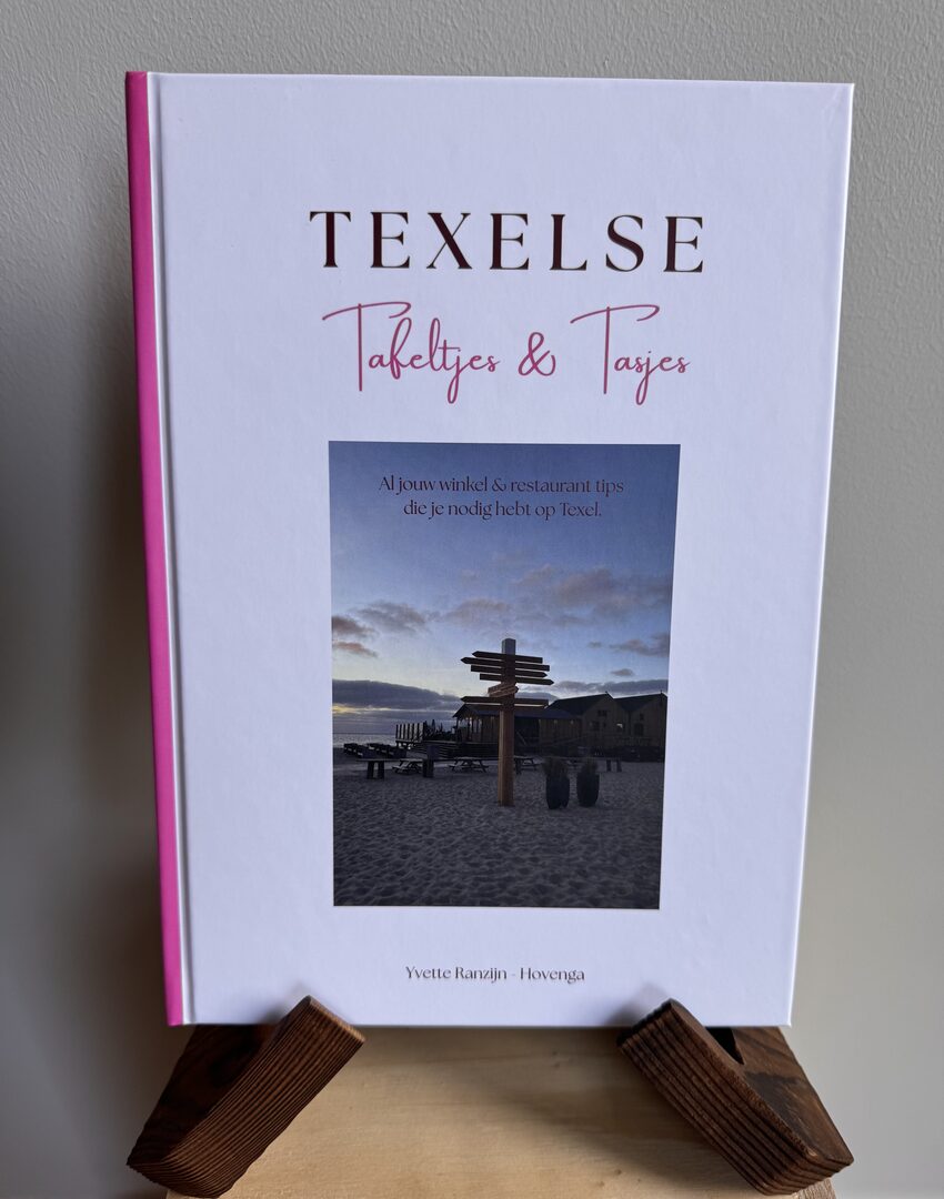 The book Texelse Tafeltjes & Tasjes on a wooden stand.